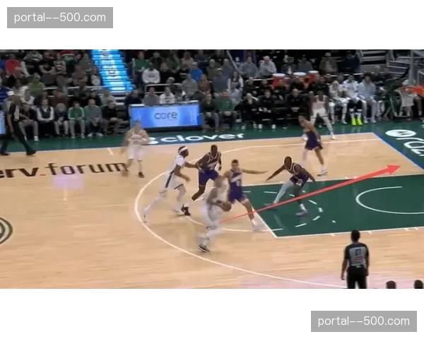 库兹马出战成疑影响雄鹿进攻空间，快船锋线群伺机而动